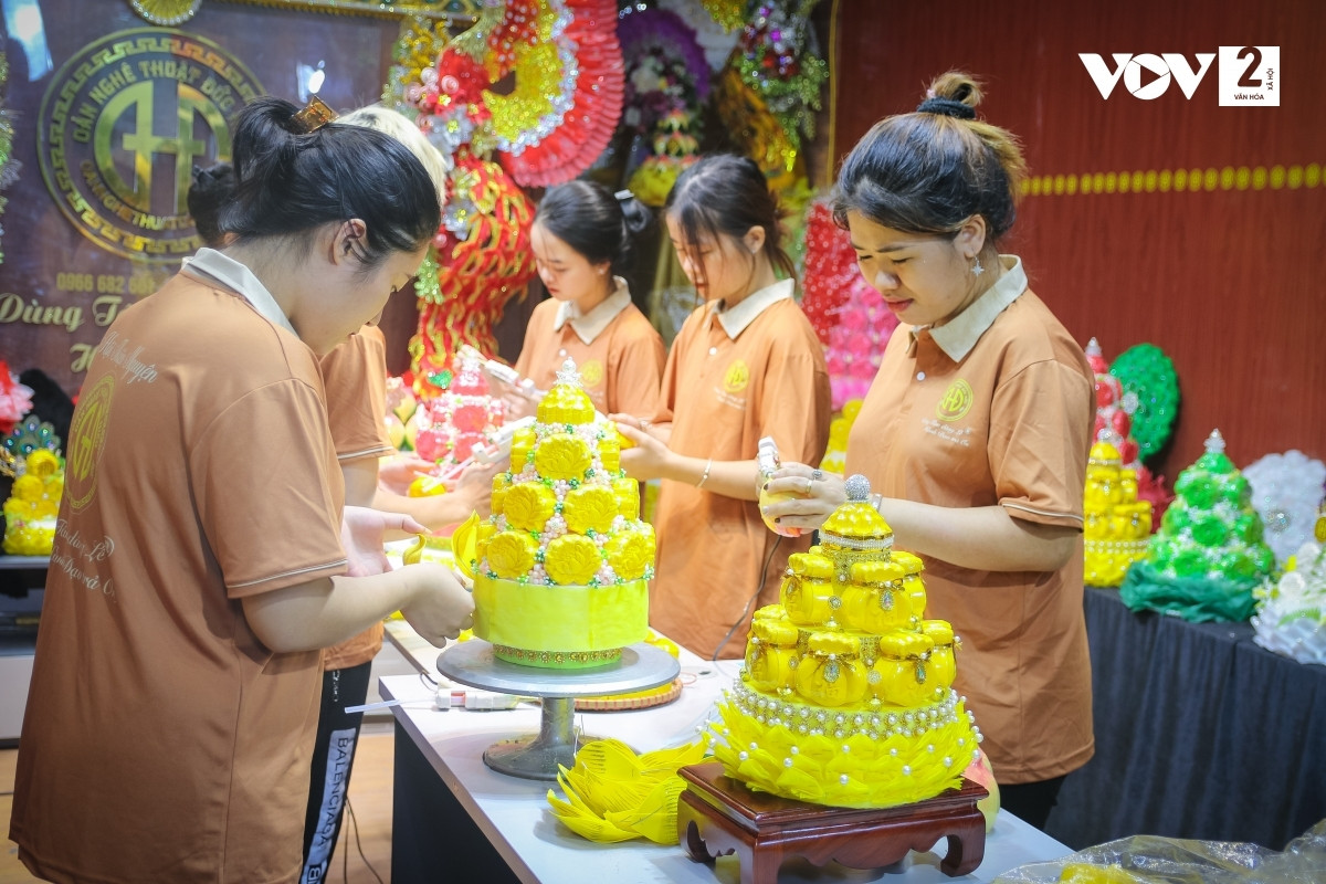 Để chuẩn bị cho lễ Vu Lan, nhân viên tại xưởng oản nghệ thuật tất bật chuẩn bị hàng.