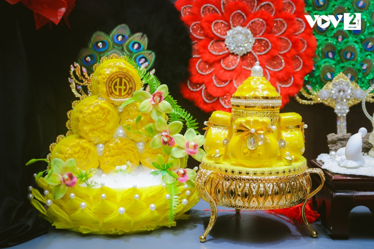 Các vật liệu trang trí như dây kim tuyến, hạt pha lê, hạt ngọc được đính lên từng miếng oản tạo sự độc đáo.