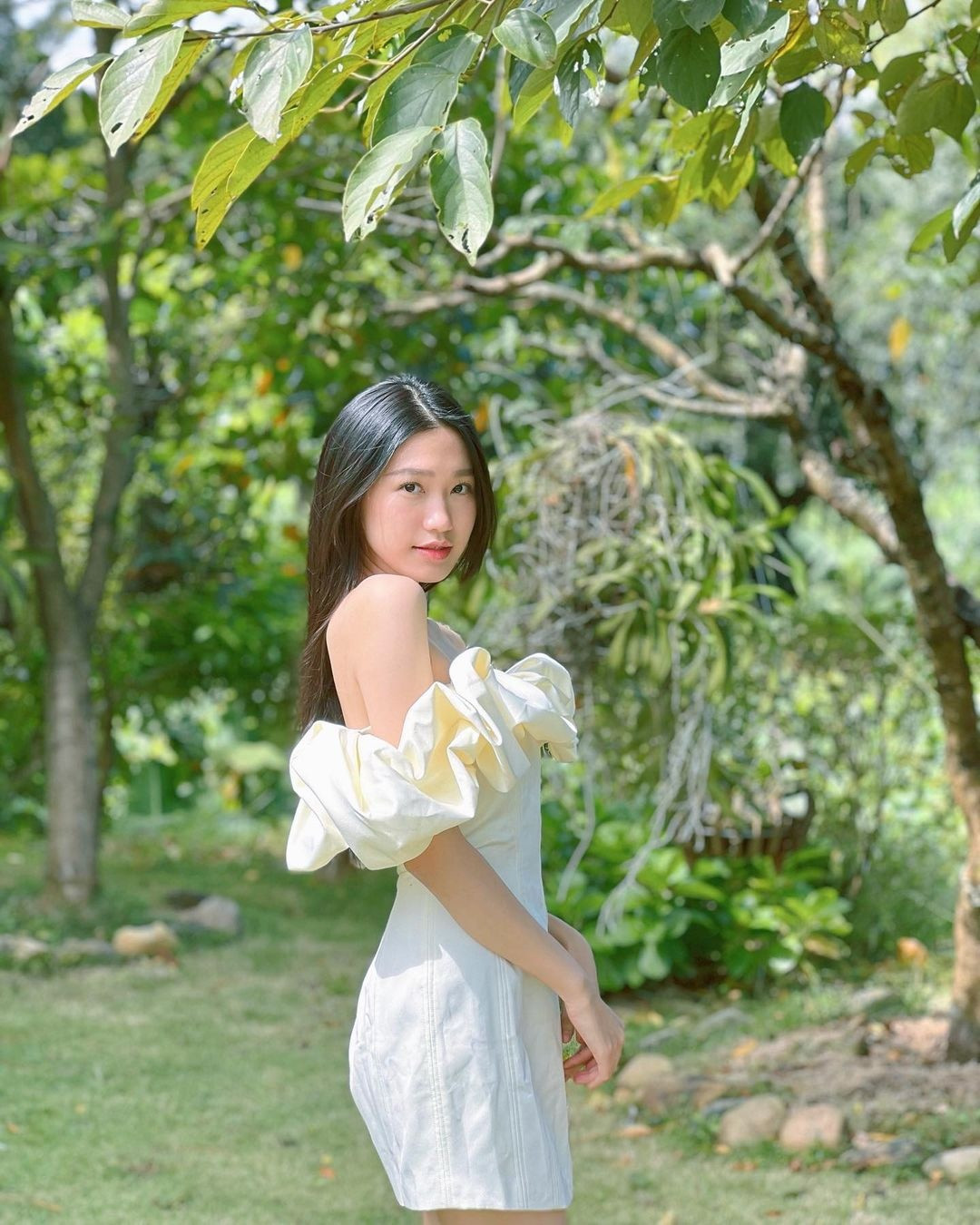 Bạn gái Đoàn Văn Hậu, Doãn Hải My, sinh năm 2001, hiện là sinh viên năm cuối Đại học Luật Hà Nội. Cô từng lọt top 10 Hoa hậu Việt Nam 2020 và giành giải phụ Người đẹp tài năng. Hải My sở hữu nét đẹp dịu dàng, thanh tú cùng thân hình nóng bỏng. Nàng WAG đang hoạt động song song công việc người mẫu ảnh và kinh doanh mỹ phẩm.