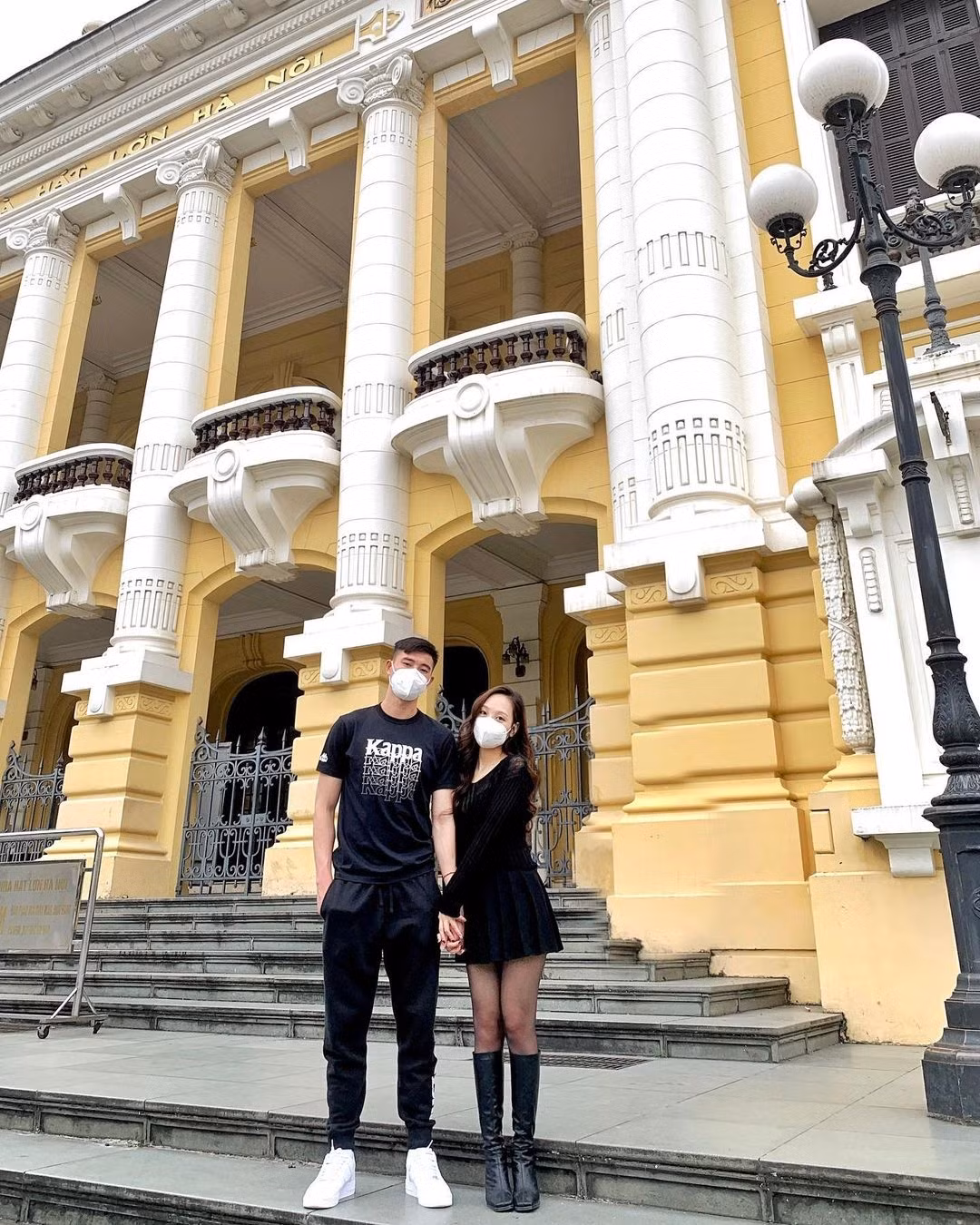 Thủ môn thuộc biên chế CLB Hà Nội thường xuyên cập nhật những khoảnh khắc hạnh phúc của cả hai và không ngần ngại gọi bạn gái là “cô gái tuyệt vời nhất trong tim tôi”. Tuy không trực tiếp đăng hình ảnh bạn trai trên trang cá nhân, Dương Hà vẫn thoải mái thể hiện tình cảm với Văn Chuẩn bằng những bài viết và bình luận hóm hỉnh.