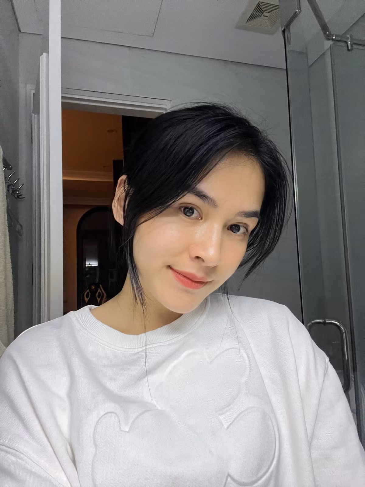 Đằng sau thành công của tiền vệ Đỗ Hùng Dũng là sự hy sinh thầm lặng, vun vén cho gia đình của vợ Triệu Mộc Trinh. Nàng WAG sinh năm 1997 được ưu ái đặt biệt danh “hot girl xứ Tuyên” bởi ngoại hình thu hút. Mộc Trinh từng theo học Đại học Văn hóa Hà Nội, hiện cô làm kinh doanh tự do.