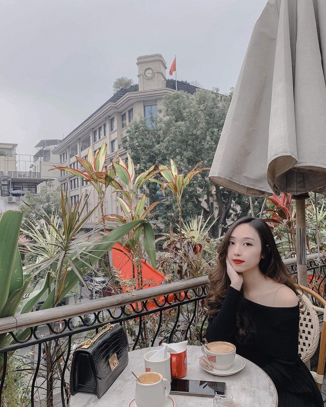 Khác với nhiều nàng WAGs, Nguyễn Vũ Dương Hà, bạn gái thủ môn Quan Văn Chuẩn sống kín tiếng trên mạng xã hội. Dương Hà sinh năm 1998, là nhân viên ngân hàng tại Hà Nội. Cô gái sở hữu ngoại hình xinh xắn cùng gu thời trang sành điệu.