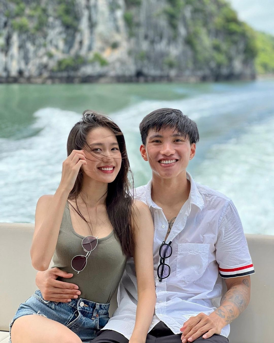 Tin đồn hẹn hò giữa Hải My và Văn Hậu xuất hiện trong đêm Chung kết Hoa hậu Việt Nam 2020. Người đẹp 21 tuổi cũng thường xuyên có mặt trên khán đài để cổ vũ CLB Hà Nội và đội tuyển Việt Nam nhưng cả hai chưa từng lên tiếng xác nhận mối quan hệ. Sau 2 năm, Đoàn Văn Hậu mới chính thức công khai hình ảnh bạn gái Hải My trên trang cá nhân.