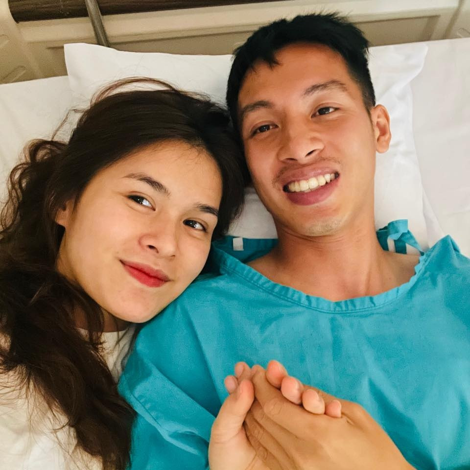 Hùng Dũng và Mộc Trinh làm đám cưới vào tháng 4/2019. Cặp đôi đón con trai đầu lòng Gia Bảo (biệt danh Titi) vào tháng 10 cùng năm. Cuộc sống hôn nhân của cả hai bình dị mà ngọt ngào. Người hâm mộ có lẽ sẽ không bao giờ quên hình ảnh Mộc Trinh đồng hành cùng chồng, chăm sóc và động viên “thầy Chíp” vượt qua chấn thương kinh hoàng năm 2021.