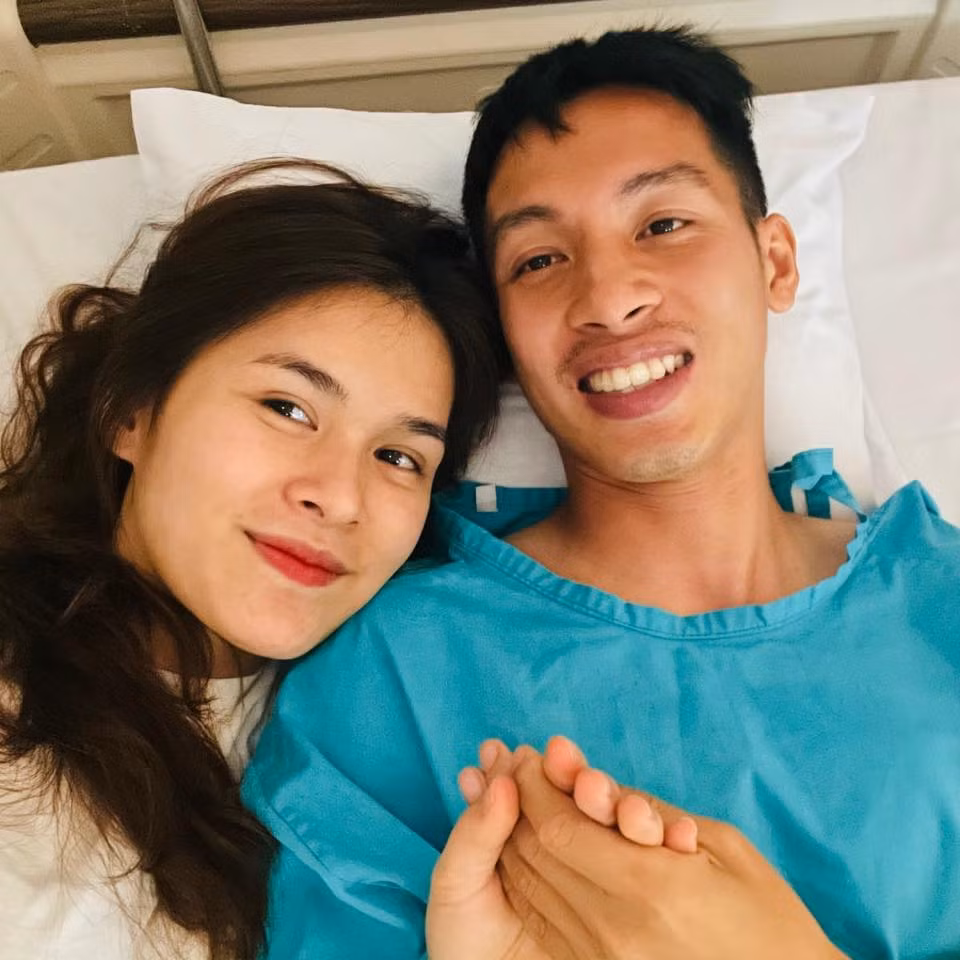 Hùng Dũng và Mộc Trinh làm đám cưới vào tháng 4/2019. Cặp đôi đón con trai đầu lòng Gia Bảo (biệt danh Titi) vào tháng 10 cùng năm. Cuộc sống hôn nhân của cả hai bình dị mà ngọt ngào. Người hâm mộ có lẽ sẽ không bao giờ quên hình ảnh Mộc Trinh đồng hành cùng chồng, chăm sóc và động viên “thầy Chíp” vượt qua chấn thương kinh hoàng năm 2021.