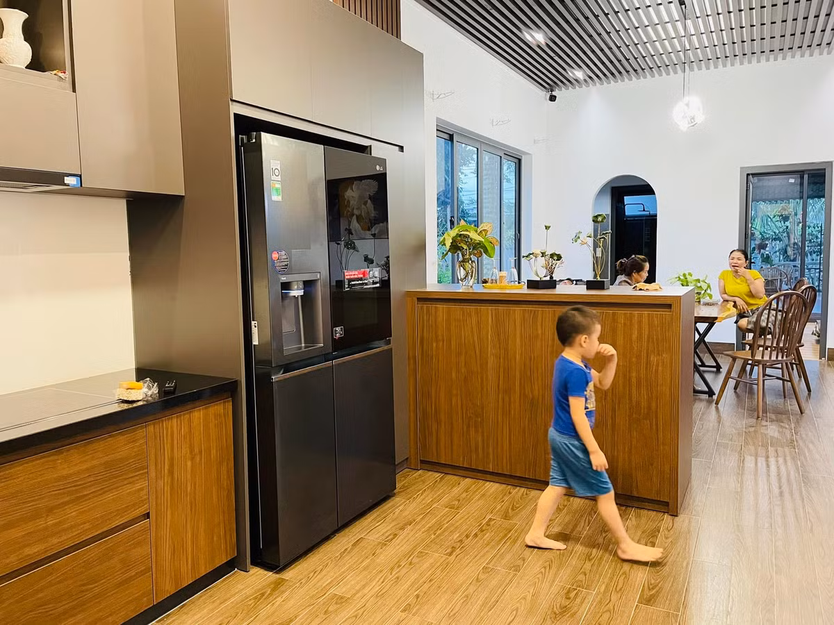 Khu bếp rộng, hình chữ U thoải mái cho mẹ con cùng vào bếp, chế biến món ăn ngon cho đại gia đình.