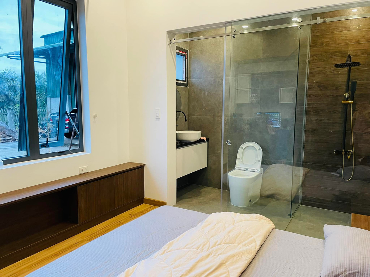 Phòng ngủ master có vệ sinh, bồn tắm đứng tiện dụng, ngăn cách với giường ngủ bằng vách kính sang trọng.