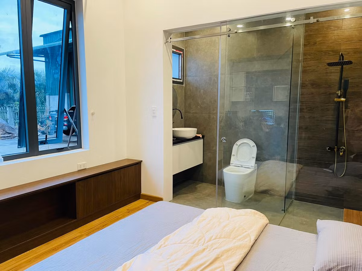 Phòng ngủ master có vệ sinh, bồn tắm đứng tiện dụng, ngăn cách với giường ngủ bằng vách kính sang trọng.