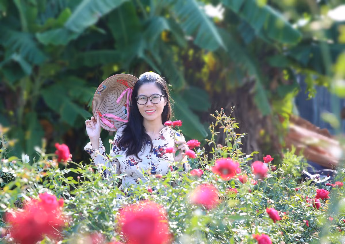 Me man dam sen tren ban cong cua me tre Ha thanh