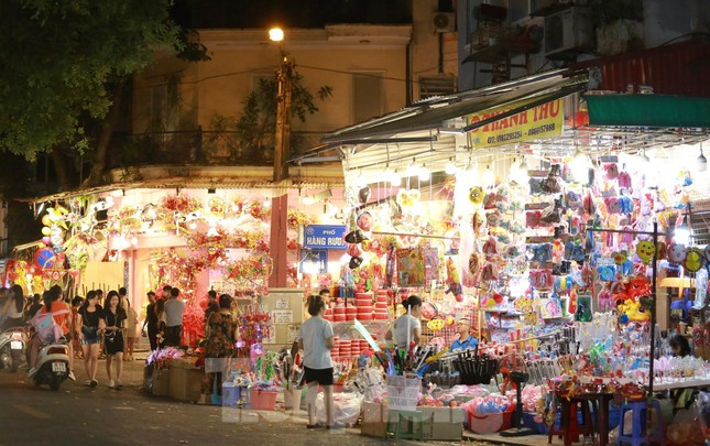 Đa dạng các mặt hàng được bày bán tại phố Hàng Mã dịp Trung thu như đèn ông sao, đèn lồng, trống ếch, mặt nạ... Ngoài ra, để phục vụ nhu cầu chụp ảnh của du khách, một cửa hàng đã chi tiền triệu để trang trí tiểu cảnh, thu tiền mỗi lượt chụp với giá 100.000 đồng/lượt.