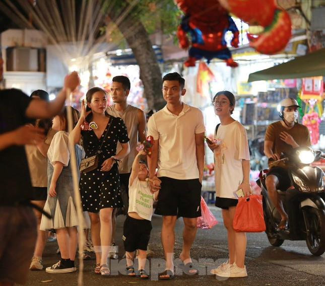 Các em nhỏ được bố mẹ đưa đi chơi tại phố Hàng Mã.