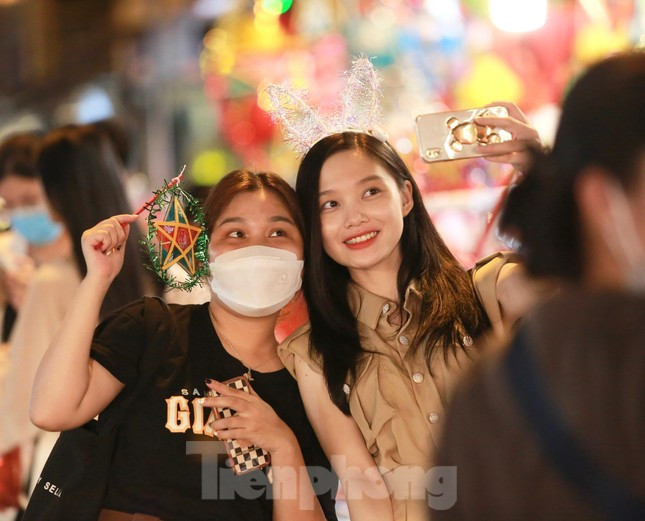 Những ngày cận Tết Trung Thu, tại phố Hàng Mã (quận Hoàn Kiếm, Hà Nội) đã tràn ngập không khí lễ hội trăng rằm cả ban ngày lẫn buổi tối. Nhiều hàng quán bày bán các loại đồ chơi đã góp phần tạo nên con phố lung linh sắc màu, thu hút đông đảo gia đình và giới trẻ đến check in. Chia sẻ với Tiền Phong, bạn Miu My (21 tuổi, sống ở Hà Nội) nói: "Cứ mỗi dịp lễ Tết hay Trung thu, phố Hàng Mã lại "chuyển mình", khoác lên màu sắc đặc trưng khiến con phố trở nên lung linh và đẹp hơn bao giờ hết. Mình biết đến phố Hàng Mã qua những bài chia sẻ trên mạng xã hội, thấy bạn bè đăng ảnh "sống ảo" tại đây rất đẹp nên mình cũng muốn lưu giữ lại kỷ niệm trước thềm Trung thu năm nay".