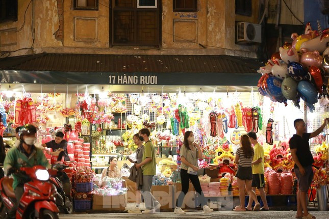 Phố Hàng Mã là phố kinh doanh đa dạng mặt hàng tùy vào thời điểm trong năm. Đặc biệt vào các dịp lễ, nơi đây luôn thu hút đông đúc du khách ghé thăm.