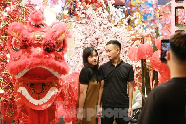 Nhiều cặp đôi trẻ cũng tới đây đi dạo và chụp ảnh.