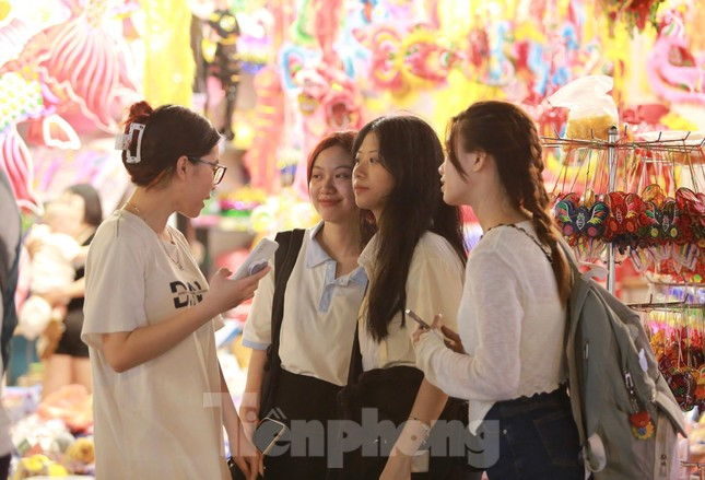 Nhóm bạn này đã có mặt ở phố Hàng Mã từ 19h tối để kịp ngắm nhìn con phố lung linh sắc màu. Vào ban ngày, phố Hàng Mã lung linh hơn nhờ ánh nắng, nhưng khi đến tối, nơi đây lại cho du khách cảm nhận được không khí ấm áp bởi những ánh đèn đa sắc màu.