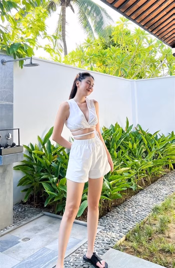 Ngoài sở hữu dung nhan “sắc nước hương trời”, Mai Ngọc còn sở hữu chiều cao lên đến 1,72m. Có thể nói ở Mai Ngọc hội tụ đầy đủ yếu tố của một nàng hậu. Tuy nhiên người đẹp lại không mặn mà với những cuộc thi nhan sắc đó mà chỉ tập trung vào công việc kinh doanh và MC tại Đài quốc gia. 