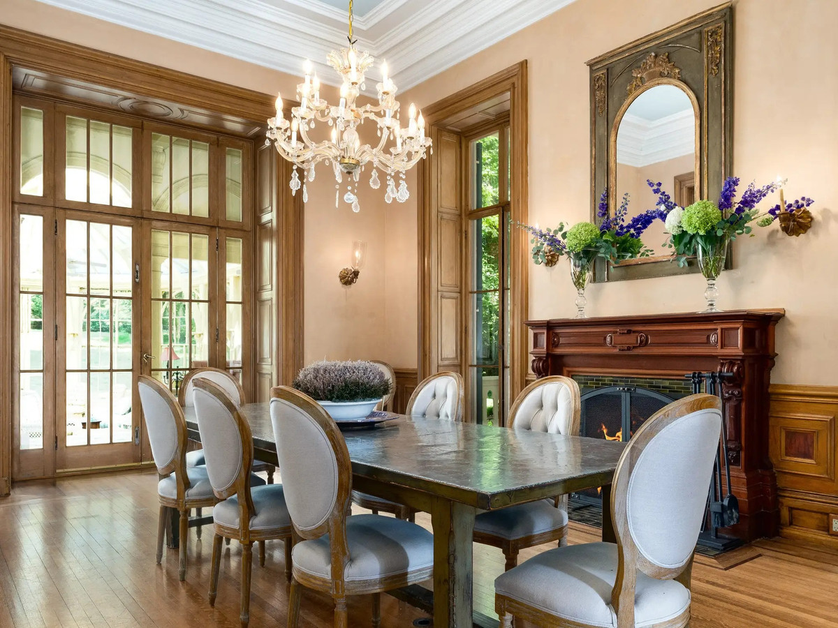 Vị chủ đầu tiên của căn biệt thự là một nhà xuất khẩu bông từ Pháp. Toàn bộ dinh cơ đều được thiết kế bởi kiến trúc sư người châu Âu.