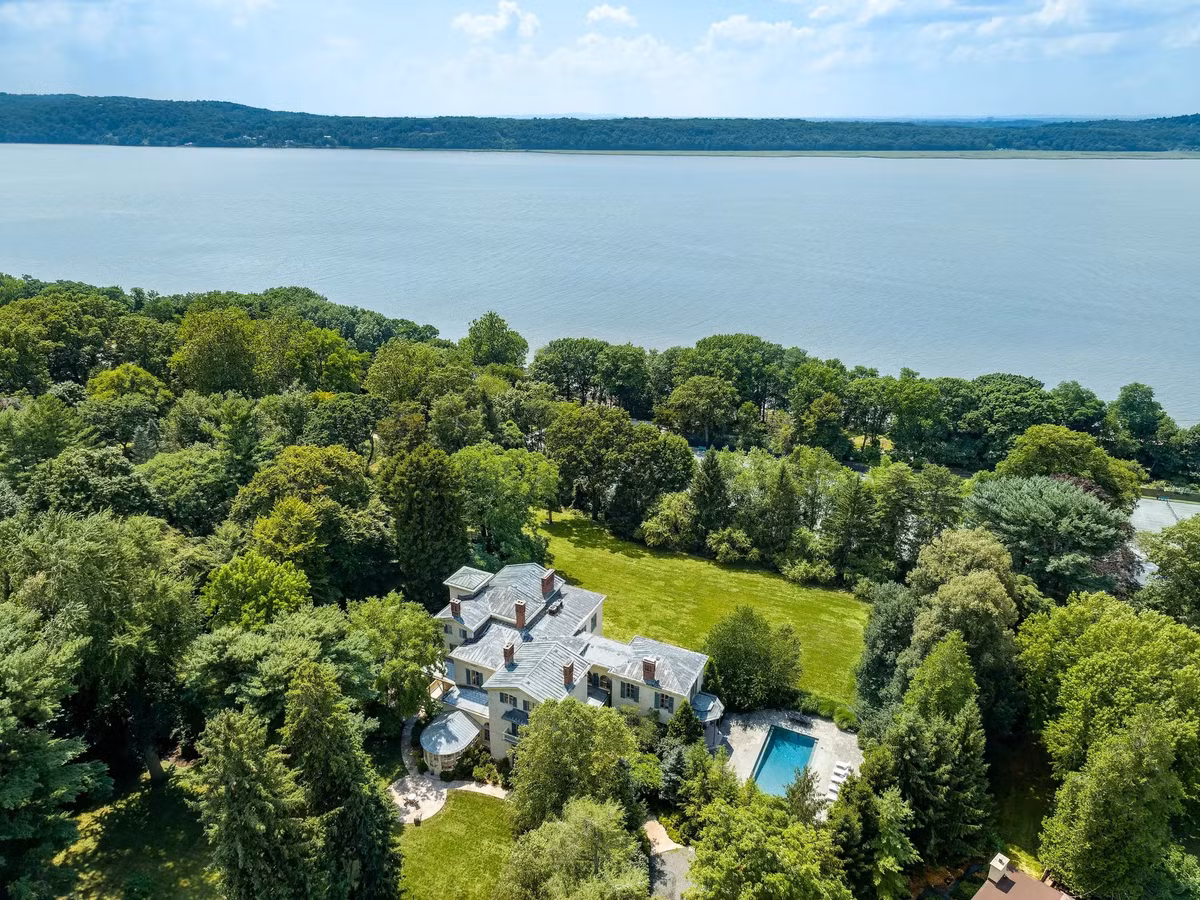 Căn biệt thự khi được nhìn từ trên cao.