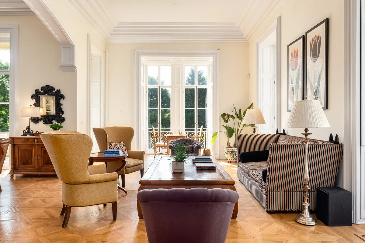 Mặc dù ngoại thất của căn biệt thự vẫn được giữ nguyên vẹn, nội thất bên trong đã được các đời chủ nhà tu sửa nhiều lần.