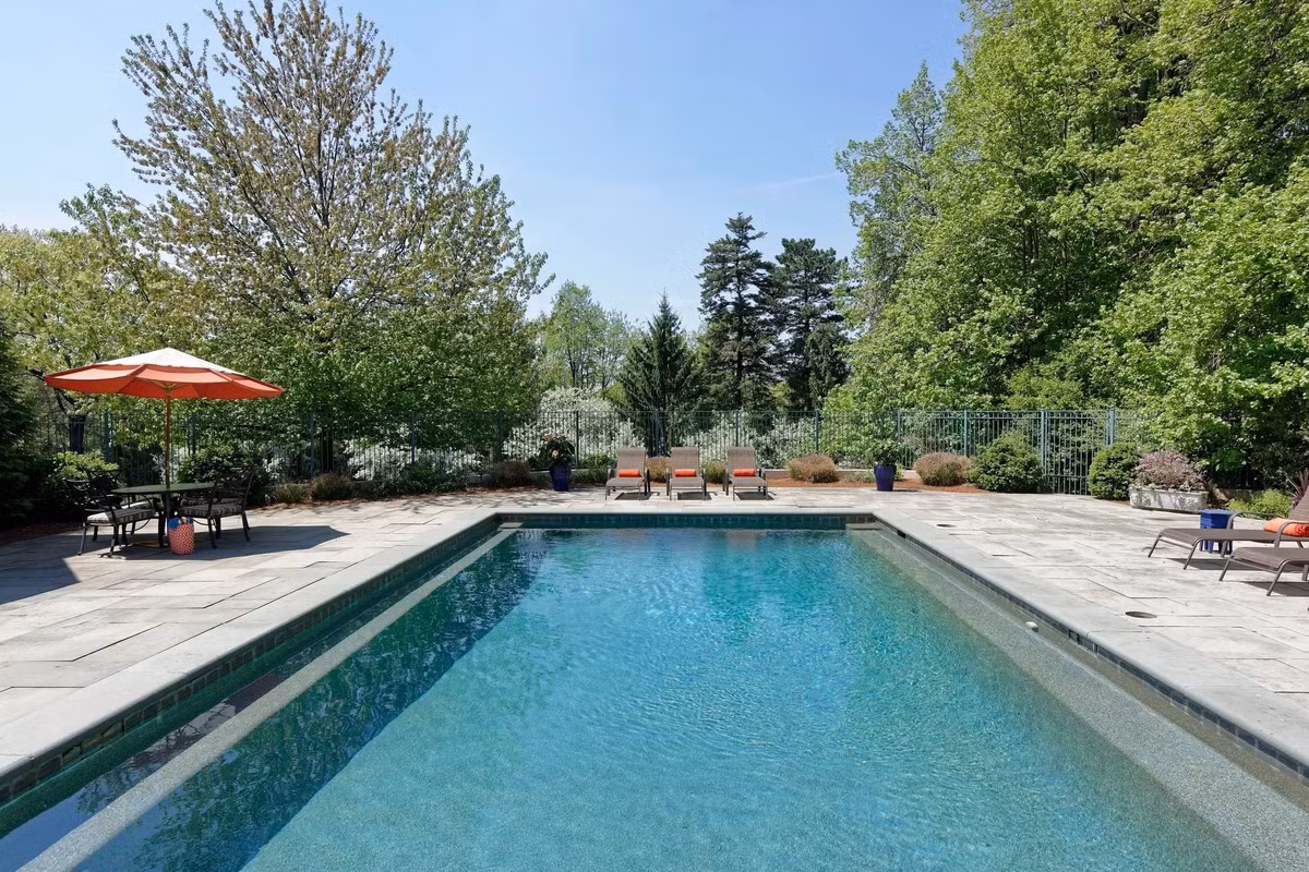 Nhiều tiện ích hiện đại khác đã được bổ sung tại căn biệt thự, ví dụ như bể bơi nước nóng, phòng giải trí, phòng tập gym.