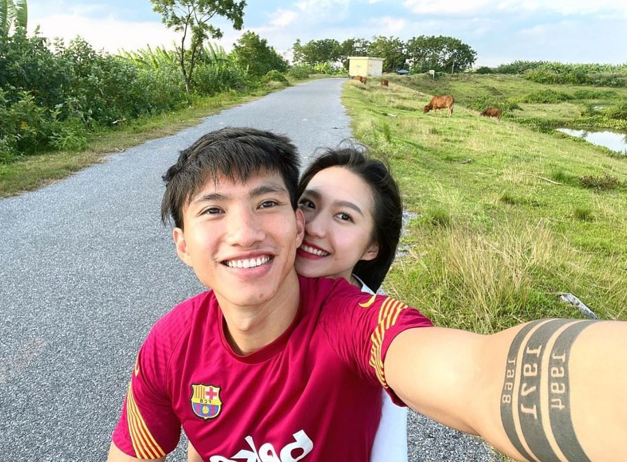 Doãn Hải My sinh năm 2001, là sinh viên Đại học Luật Hà Nội. Năm 2020, cô thi Hoa hậu Việt Nam, vào top 10. Cả hai cũng bị đồn yêu nhau từ thời điểm này nhưng họ đều từ chối bình luận.