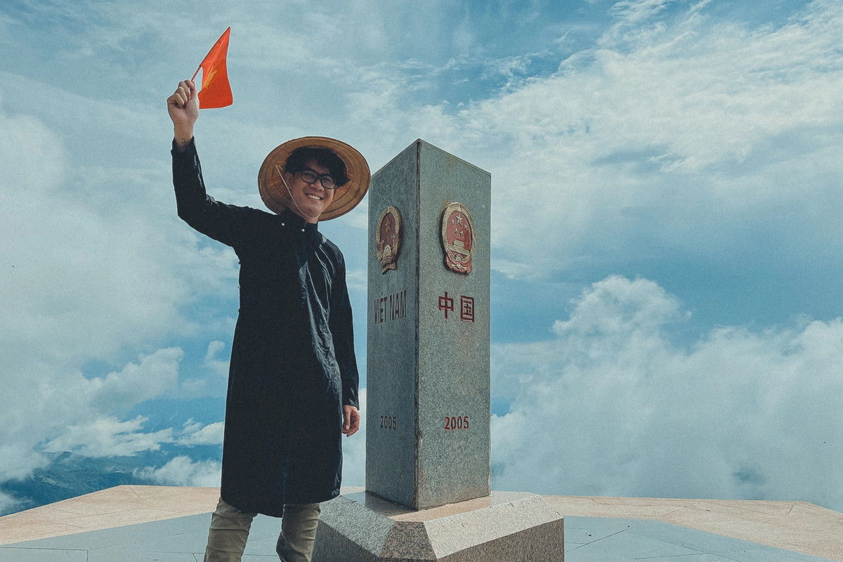 Vài ngày sau đó, Khanh một mình lái xe đến A Pa Chải (Điện Biên). Vượt những đoạn đường sạt lở lại không theo sát định vị điện thoại, Khanh bị lạc đường lúc nào không hay. Anh chỉ nhận ra khi thấy bản thân đã chạm địa phận biên giới. Lúc này, điện thoại đã hoàn toàn mất tín hiệu. Không dám đi tiếp, Khanh đành chờ đợi, hy vọng gặp được người địa phương. "Thật quá may mắn khi sau đó mình gặp được một người dân tốt bụng. Họ giúp mình chỉ đường tường tận. Sau khi trở về, xem lại bản đồ thì mình mới biết, mình đã đi lạc tổng quãng đường gần 60 km", Khanh kể.