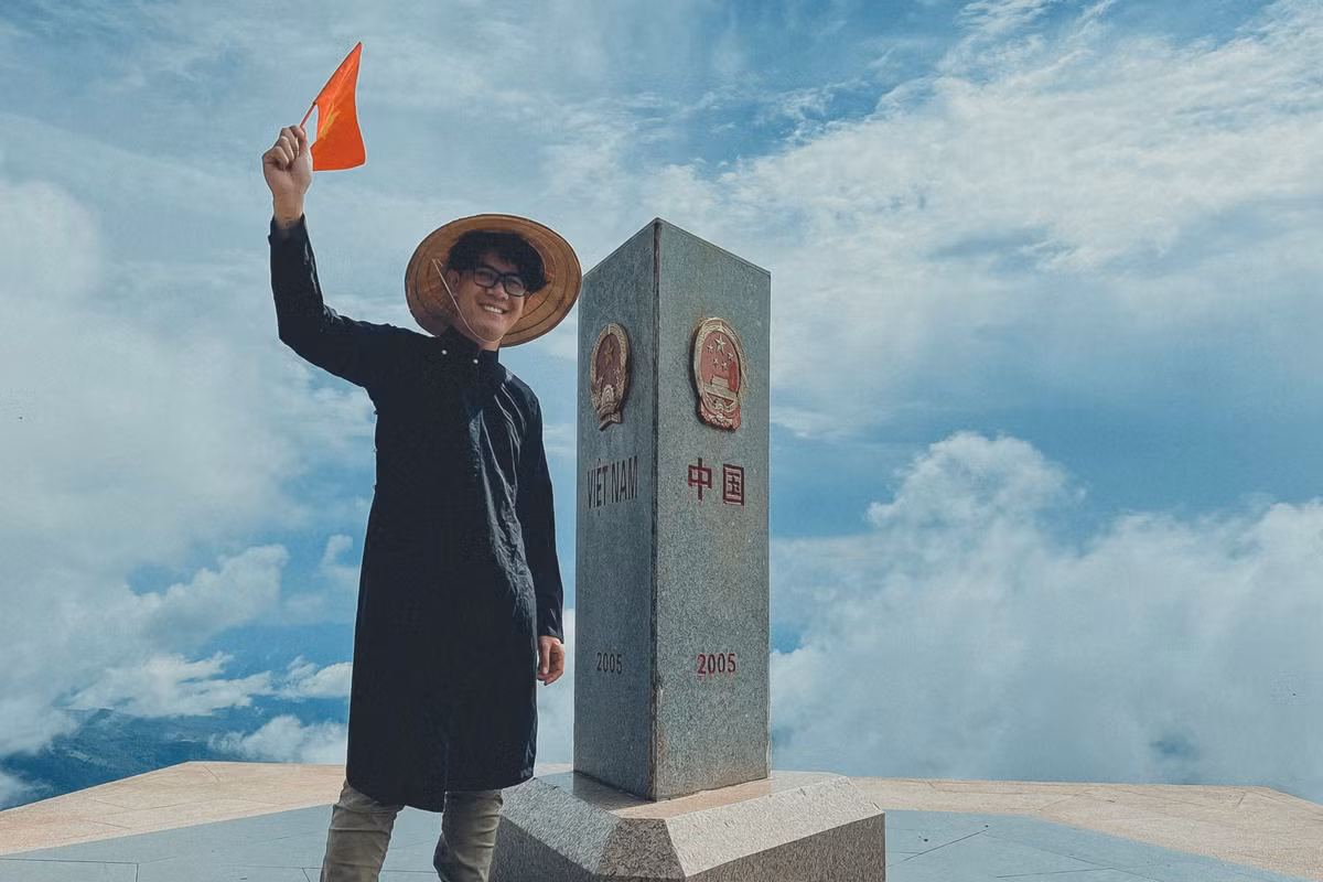 Vài ngày sau đó, Khanh một mình lái xe đến A Pa Chải (Điện Biên). Vượt những đoạn đường sạt lở lại không theo sát định vị điện thoại, Khanh bị lạc đường lúc nào không hay. Anh chỉ nhận ra khi thấy bản thân đã chạm địa phận biên giới. Lúc này, điện thoại đã hoàn toàn mất tín hiệu. Không dám đi tiếp, Khanh đành chờ đợi, hy vọng gặp được người địa phương. "Thật quá may mắn khi sau đó mình gặp được một người dân tốt bụng. Họ giúp mình chỉ đường tường tận. Sau khi trở về, xem lại bản đồ thì mình mới biết, mình đã đi lạc tổng quãng đường gần 60 km", Khanh kể.