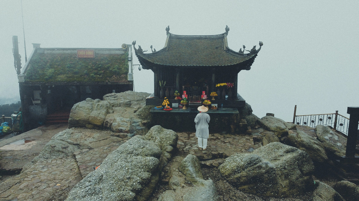 Khi tới Quảng Ninh, chàng trai một mình leo núi Yên Tử. Tới chùa Đồng - nơi cao 1.068m so với mực nước biển, Khanh tự hào diện chiếc áo dài để chụp ảnh kỉ niệm. "Mình leo Yên Tử vào tháng 7, thời điểm rất ít du khách. Trong hành trình, mình chỉ gặp một đoàn 3 thành viên. Sau khoảng 2 tiếng, mình lên tới đỉnh núi. Tuy mệt nhưng bản thân cảm thấy rất hài lòng", Khanh nhớ lại.