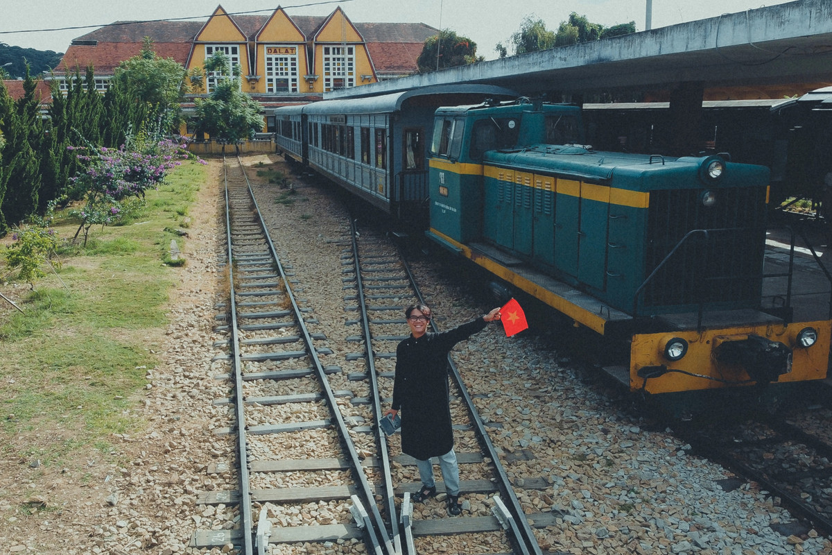 Để duy trì sức khỏe, Khanh cố gắng giữ thói quen chạy bộ 30-40 phút mỗi ngày. Trong hành trình 40 ngày, anh có 31 buổi vận động (chạy bộ, đi bộ, leo núi) tại 22 tỉnh, thành khác nhau với tổng quãng đường 150 km. "Việc chạy xe đường dài, 200-300 km/ngày khá mệt mỏi, căng thẳng. Mình thường dậy sớm, chạy bộ để duy trì sức khỏe, thư giãn tinh thần. Thỉnh thoảng, mình có thể chạy bộ từ nơi lưu trú tới một số điểm đẹp xung quanh để thăm thú. Cảm giác đó rất mới lạ", Khanh chia sẻ.