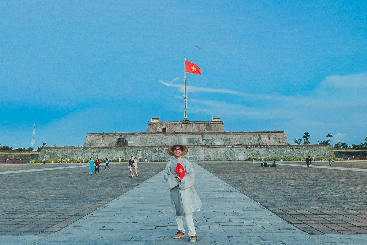 Khanh mang theo 3 bộ áo dài, một bộ áo dài xám để dành cho chuyến thăm cung đình xứ Huế, một bộ áo dài cách tân và một bộ áo dài đen truyền thống - trang phục đặc trưng của xã đảo Long Sơn (TP Vũng Tàu), quê hương Khanh.