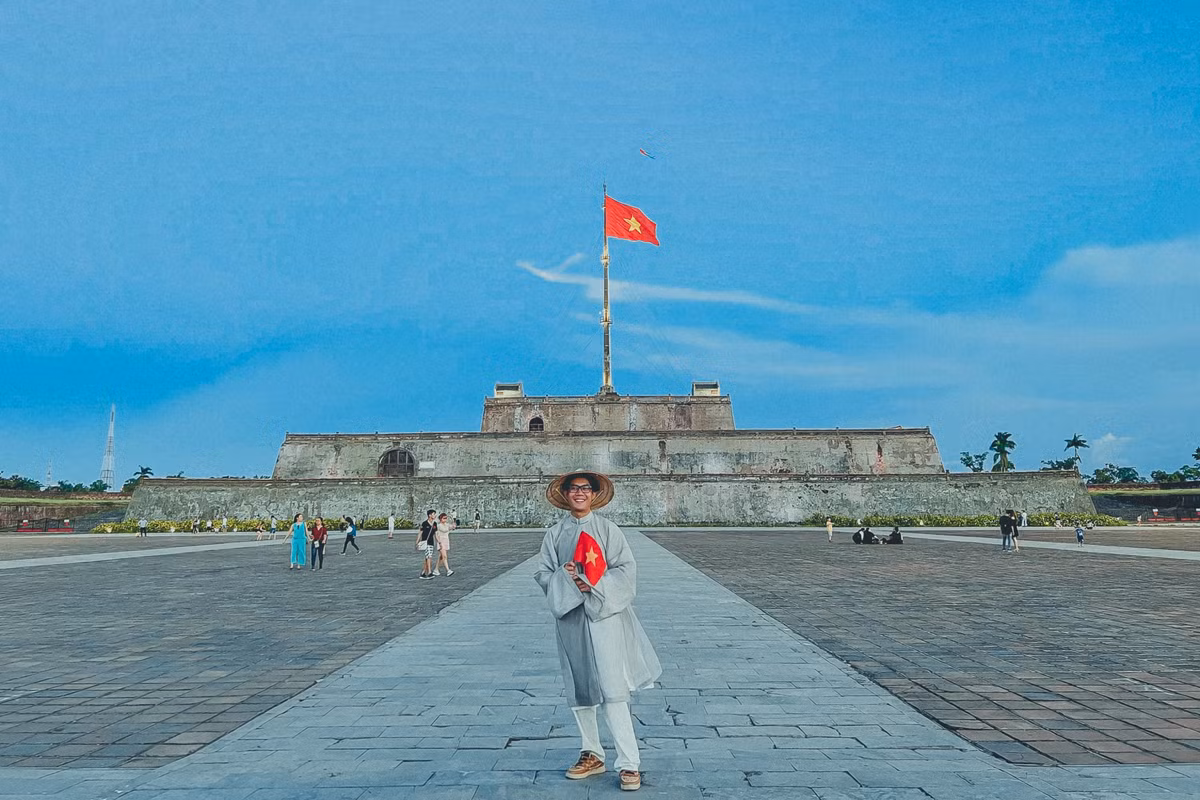 Khanh mang theo 3 bộ áo dài, một bộ áo dài xám để dành cho chuyến thăm cung đình xứ Huế, một bộ áo dài cách tân và một bộ áo dài đen truyền thống - trang phục đặc trưng của xã đảo Long Sơn (TP Vũng Tàu), quê hương Khanh.