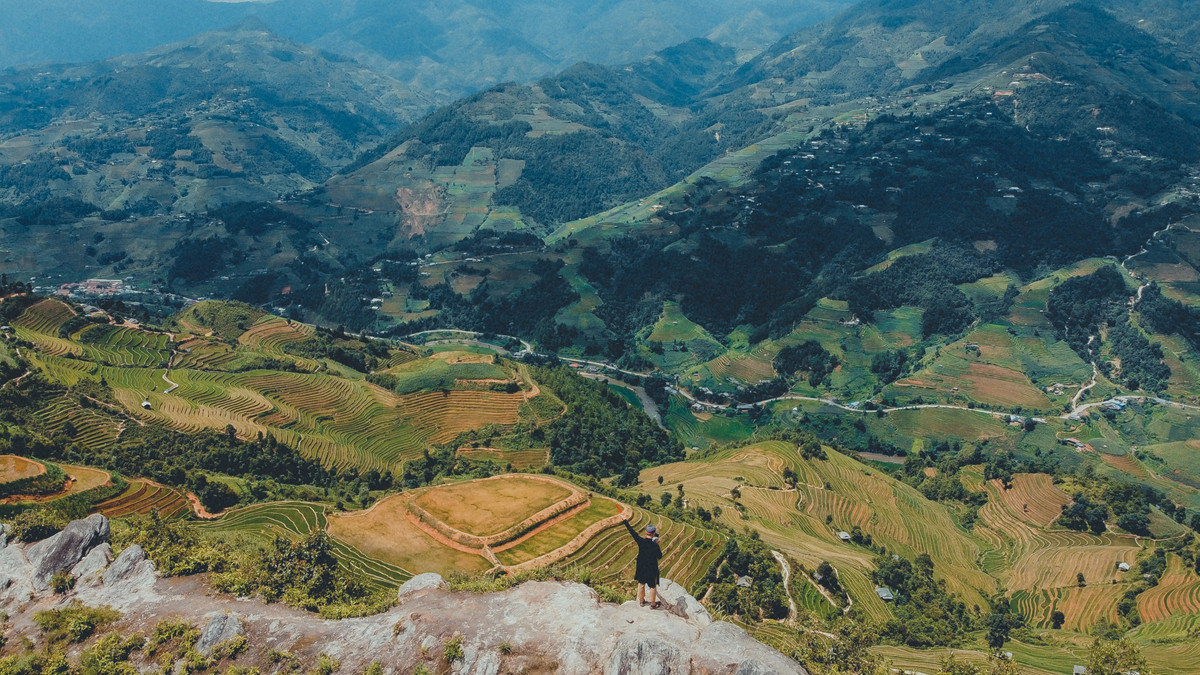 Đoạn đường ám ảnh nhất với Khanh là khi chinh phục "sống lưng khủng long" Mù Cang Chải. Khanh thừa nhận, bản thân đã quá phấn khích và liều lĩnh khi tự lái xe chinh phục đoạn đường này. Thế nhưng, sau đó, Khanh lại vỡ òa khi chứng kiến ruộng lúa Mù Cang Chải (Yên Bái) - di tích quốc gia đặc biệt. "Không gian hiện ra đẹp như một bức tranh. Những bức hình dù cố gắng chụp thế nào cũng không thể lột tả hết vẻ đẹp thanh bình nơi đây", Tuấn Khanh bộc bạch.