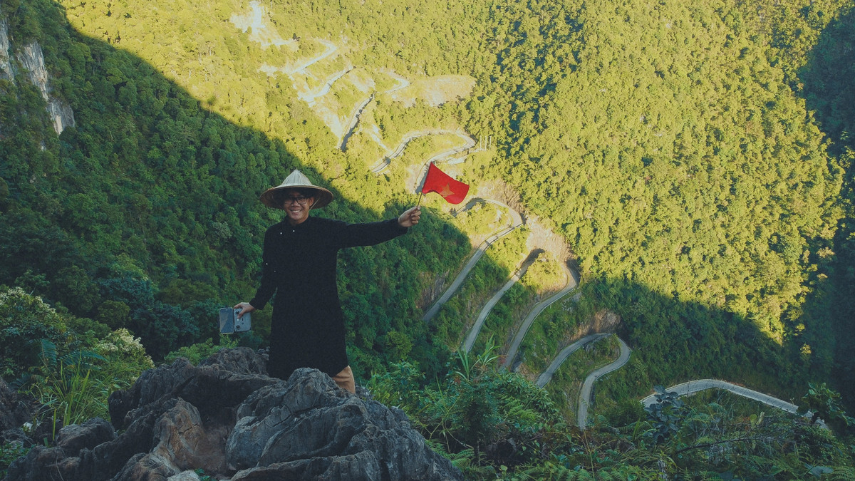 Tuấn Khanh đã dành rất nhiều thời gian để chuẩn bị sức khỏe, tìm hiểu thông tin trước chuyến đi nhưng vẫn có những sự cố đến bất ngờ, khiến chàng trai trẻ hoang mang. Khi cả nhóm di chuyển đến đèo Khau Cốc Chà (Cao Bằng), trời đã về đêm. Họ giật mình nhận ra bị mất sóng điện thoại, mất định vị, tín hiệu chuyển vùng sang Trung Quốc. "Ban đầu chúng mình hơi hoang mang nhưng sau đó, tự động viên nhau bình tĩnh, di chuyển từ từ, cố gắng chú ý chờ khi có định vị để tránh lạc đường", Khanh cho biết.