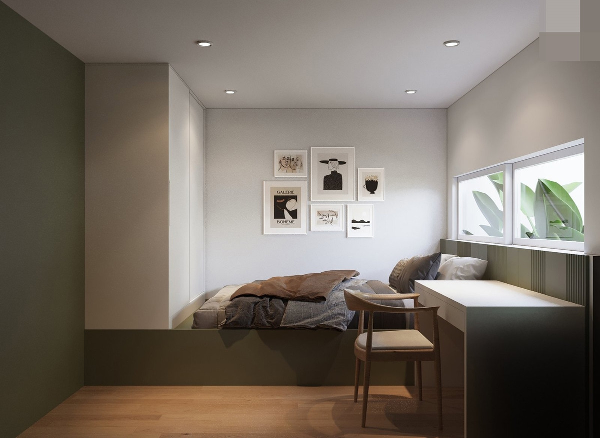 Phòng ngủ master có cửa sổ thông ra vườn sau mát lạnh.