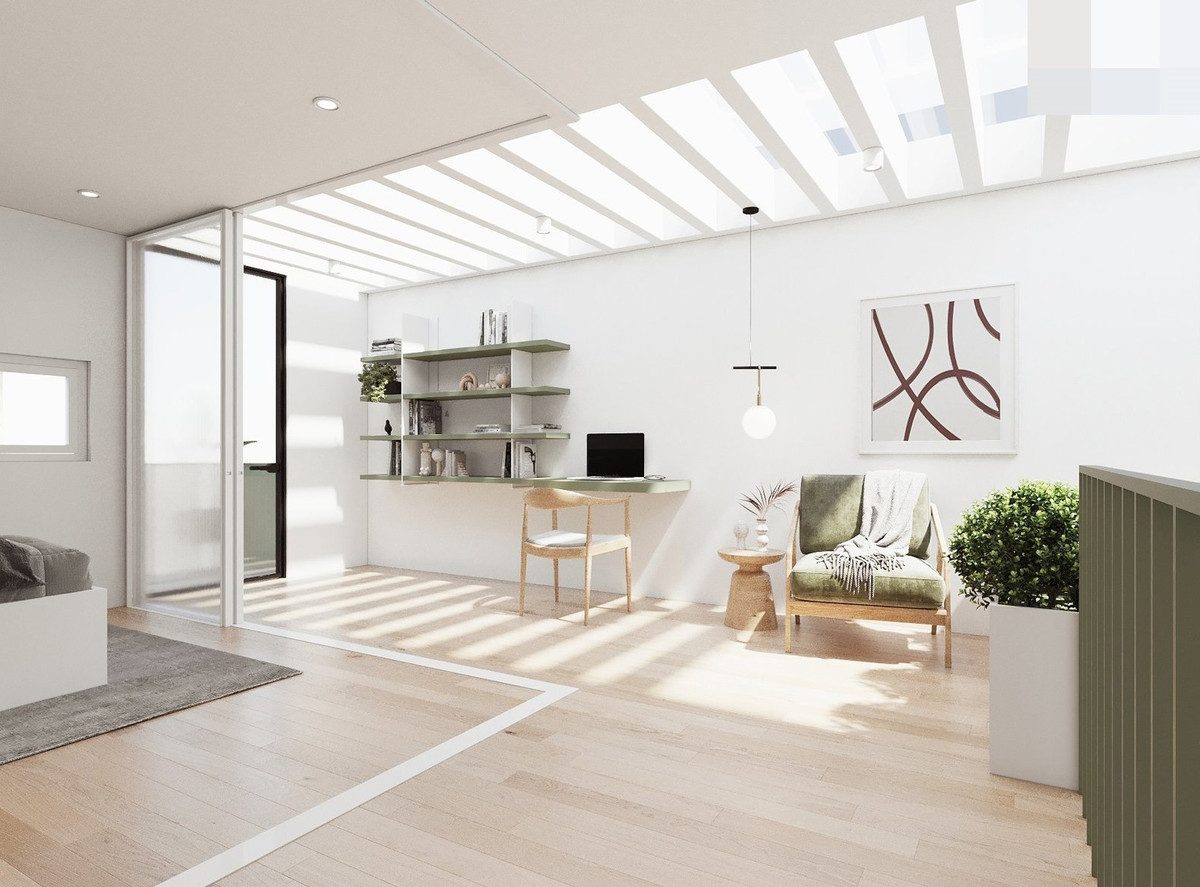 Tầng lửng khác biệt so với các thiết kế nhà cấp 4 với mảng giếng trời có mái kính và lớp bạt cản nắng khi cần không gian mát mẻ. Dưới giếng trời là bàn học, kệ sách, cây cảnh và ghế ngồi thư giãn thú vị. Phần giường ngủ dùng cửa kính hệ ray trượt, tạo độ mở cho phòng.