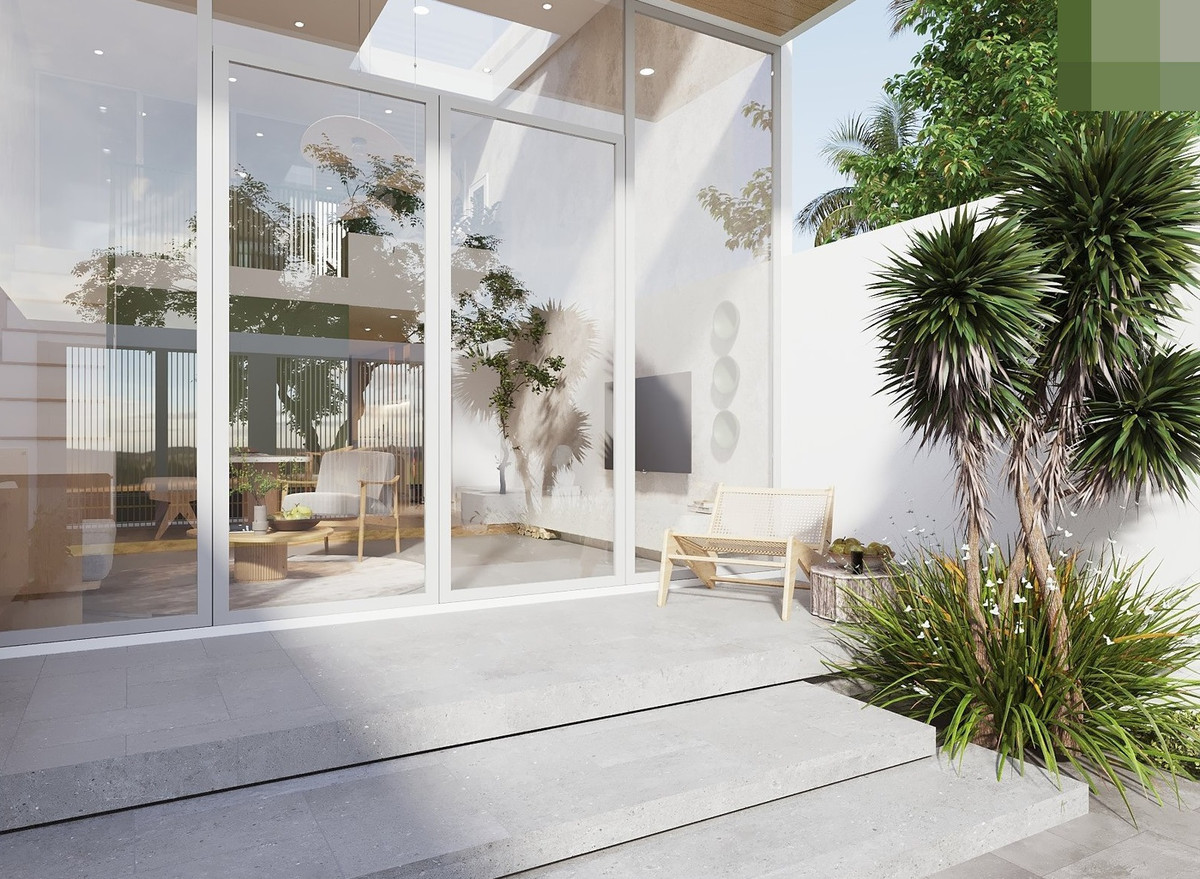 Tổng diện tích đất 75m2 nhưng gia chủ chỉ xây một phần, còn đâu làm sân vườn trước và sau. Mặc dù Cần Giờ là địa phương có thời tiết rất nắng nóng nhưng kiến trúc sư vẫn sử dụng hệ cửa kính, để tạo không gian mở. Khi hoàn thiện, phần cửa này sẽ được lắp rèm cản nhiệt 2 lớp, làm mát nhà. Bậc tam cấp bằng bê-tông mài, mang một chút xưa cũ.