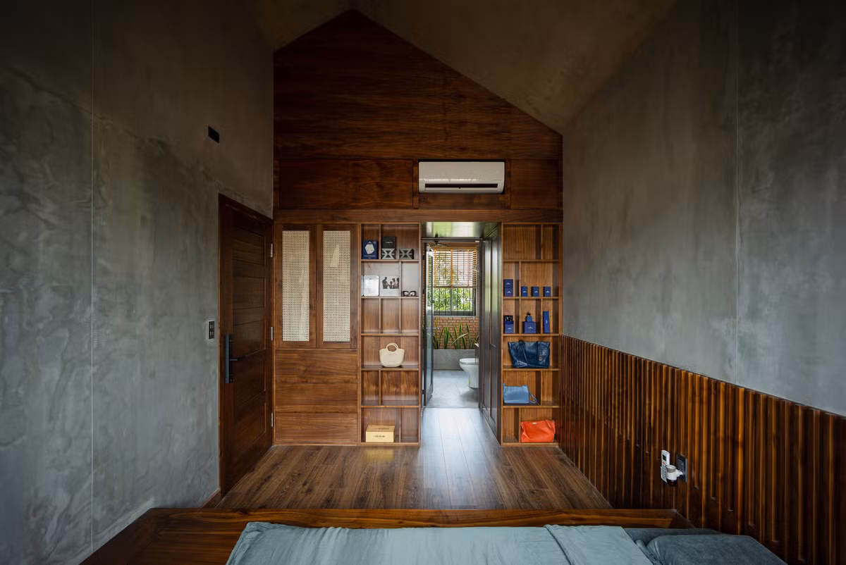 Trong phòng ngủ có thêm phòng vệ sinh khép kín, tạo sự tiện nghi. Nội thất mang màu nâu trầm tạo sự ấm cúng cho gia chủ.