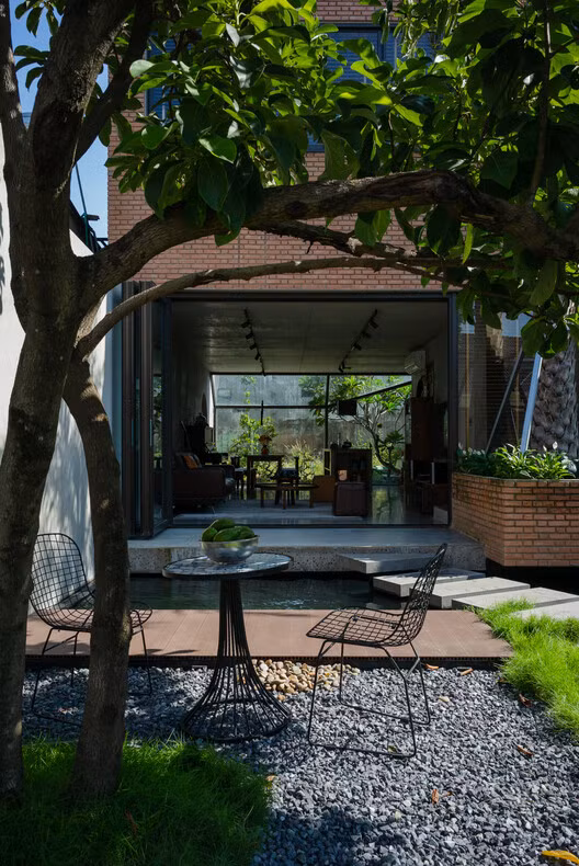 Dưới gốc cây, còn có thêm bàn trà giúp các thành viên ngồi thư giãn, đón những cơn gió mát dưới gốc cây.