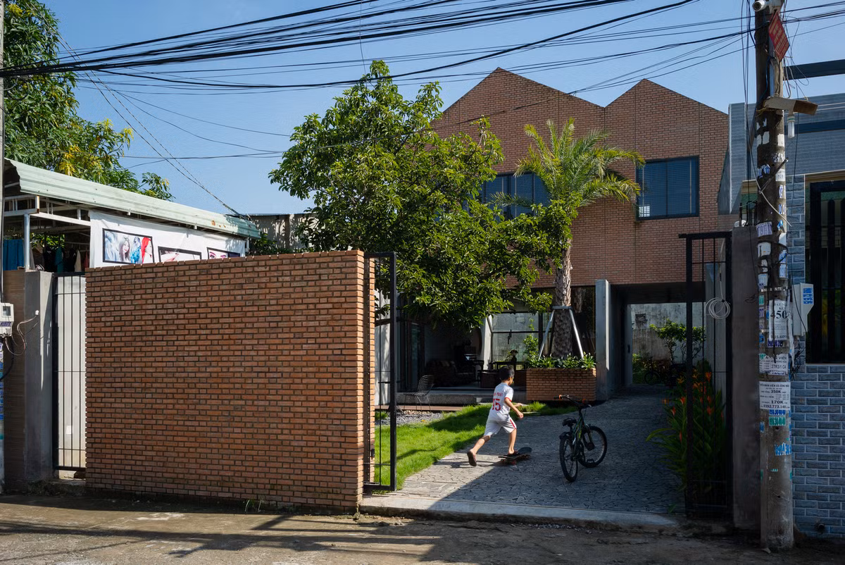 Ngoi nha dep tua resort co mai che bang kinh ngam bau troi dem