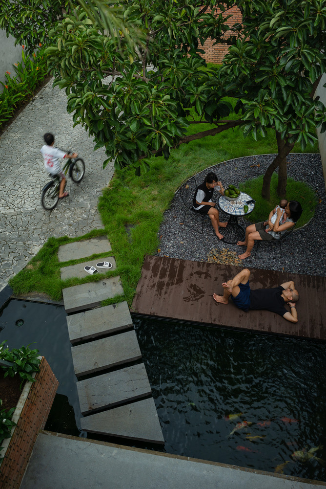 Nhà có hồ cá Koi, cây ăn quả bên ngoài, để gia chủ quây quần bên nhau trò chuyện, thư giãn.