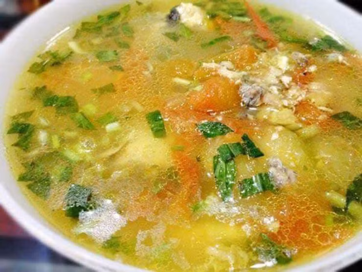 Người bán giới thiệu quả dọc dùng để nấu canh, kho cá, nấu bún có vị chua chua, thanh mát rất lạ miệng.