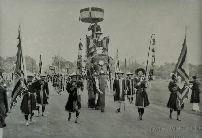 Vua chúa, danh tướng nước Việt xưa: Cưỡi voi, đi ngựa, hay ngồi thuyền? Vua chua, danh tuong nuoc Viet xua: Cuoi voi, di ngua, hay ngoi thuyen?