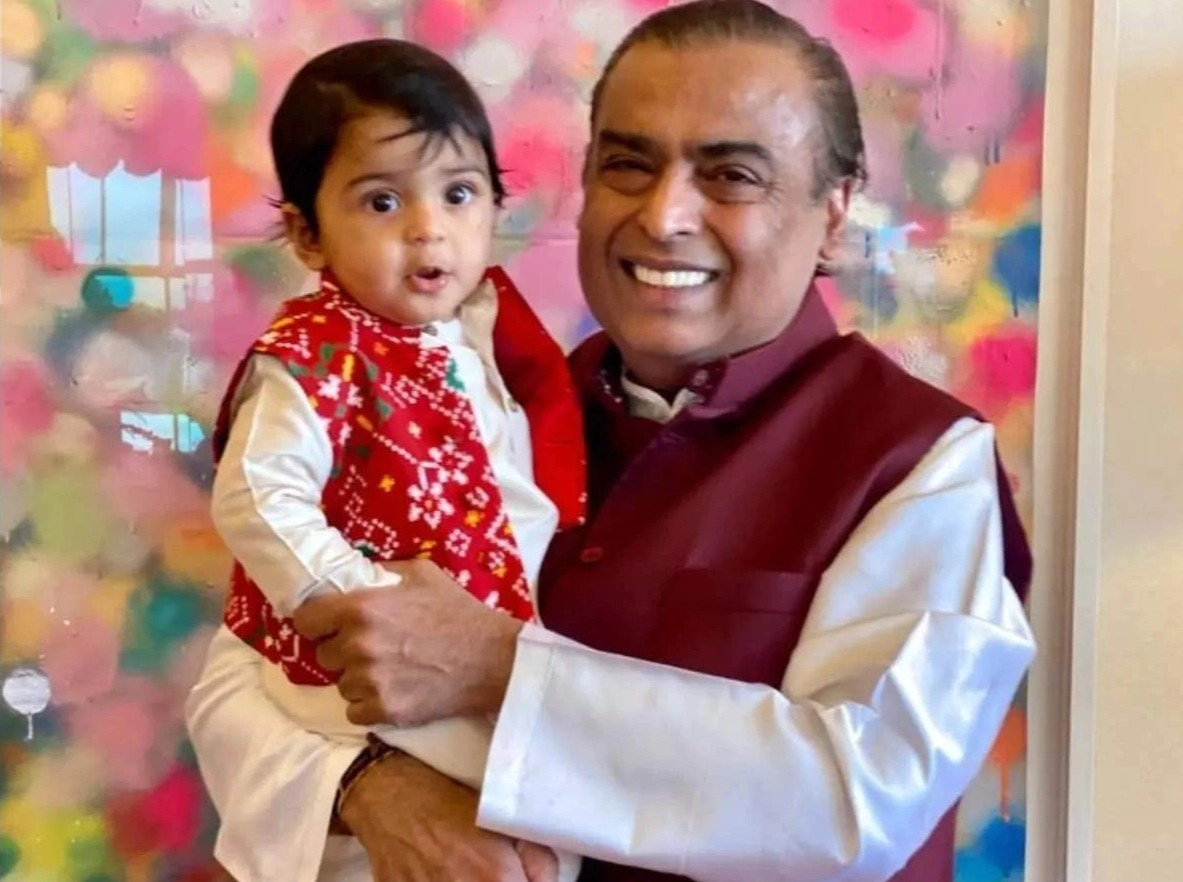 Vào sinh nhật tròn 1 tuổi năm 2021, Prithvi Ambani - cháu trai tỷ phú Ấn Độ Mukesh Ambani - cũng được tổ chức bữa tiệc hoành tráng tại dinh thự của gia đình tại thành phố Jamnagar để chúc mừng. Gia đình Ambani đã thuê máy bay riêng chở 120 khách mời gồm chính trị gia, diễn viên Bollywood và vận động viên nổi tiếng tới địa điểm diễn ra tiệc sinh nhật nhằm đảm bảo các quy tắc phòng dịch Covid-19. Ảnh:@akashambani_fc.