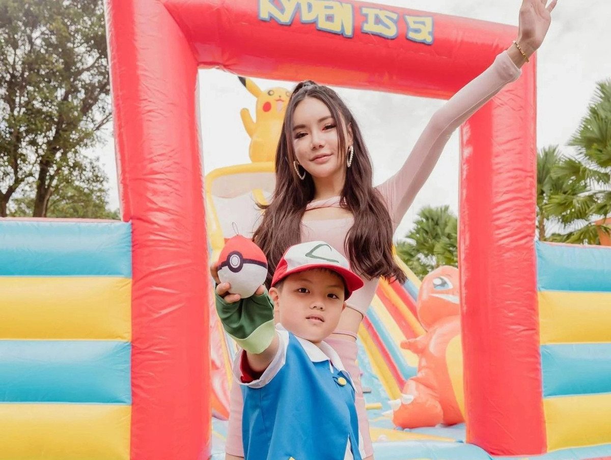 Ngày 23/7, Kim Lim - con gái tỷ phú Singapore Perter Lim - kỷ niệm sinh nhật chung với cậu con trai Kyden bằng một bữa tiệc kéo dài 2 ngày tại khách sạn The Barracks ở Sentosa. Được Kim Lim gọi là "Kandy Karnival", không gian bữa tiệc sinh nhật mất tới 10 ngày để chuẩn bị với một lâu đài cao 9 m, nặng 1 tấn, các tấm rèm với tổng chiều dài hơn 900 m, 72 cánh cửa cầu vồng, 10.000 đồ chơi. Ảnh: @kimlimhl.