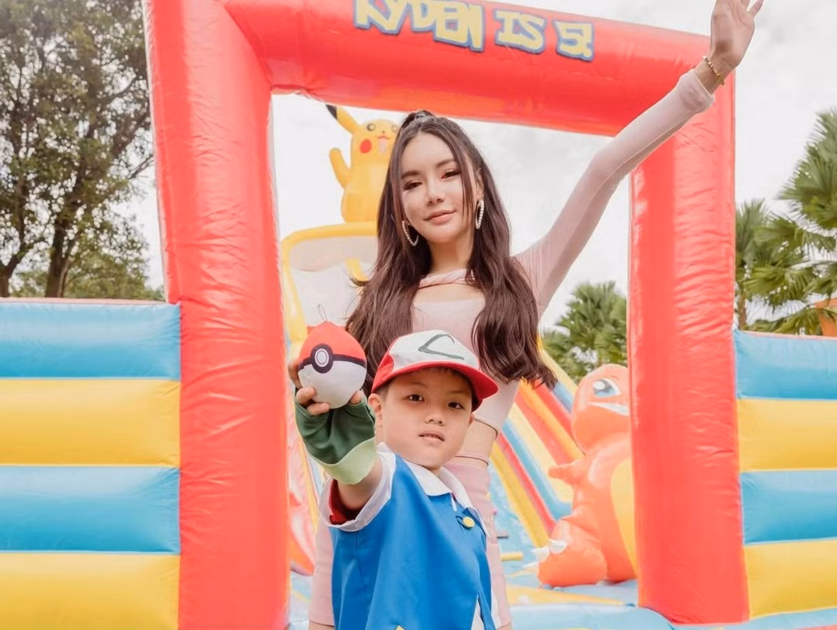 Ngày 23/7, Kim Lim - con gái tỷ phú Singapore Perter Lim - kỷ niệm sinh nhật chung với cậu con trai Kyden bằng một bữa tiệc kéo dài 2 ngày tại khách sạn The Barracks ở Sentosa. Được Kim Lim gọi là "Kandy Karnival", không gian bữa tiệc sinh nhật mất tới 10 ngày để chuẩn bị với một lâu đài cao 9 m, nặng 1 tấn, các tấm rèm với tổng chiều dài hơn 900 m, 72 cánh cửa cầu vồng, 10.000 đồ chơi. Ảnh: @kimlimhl.