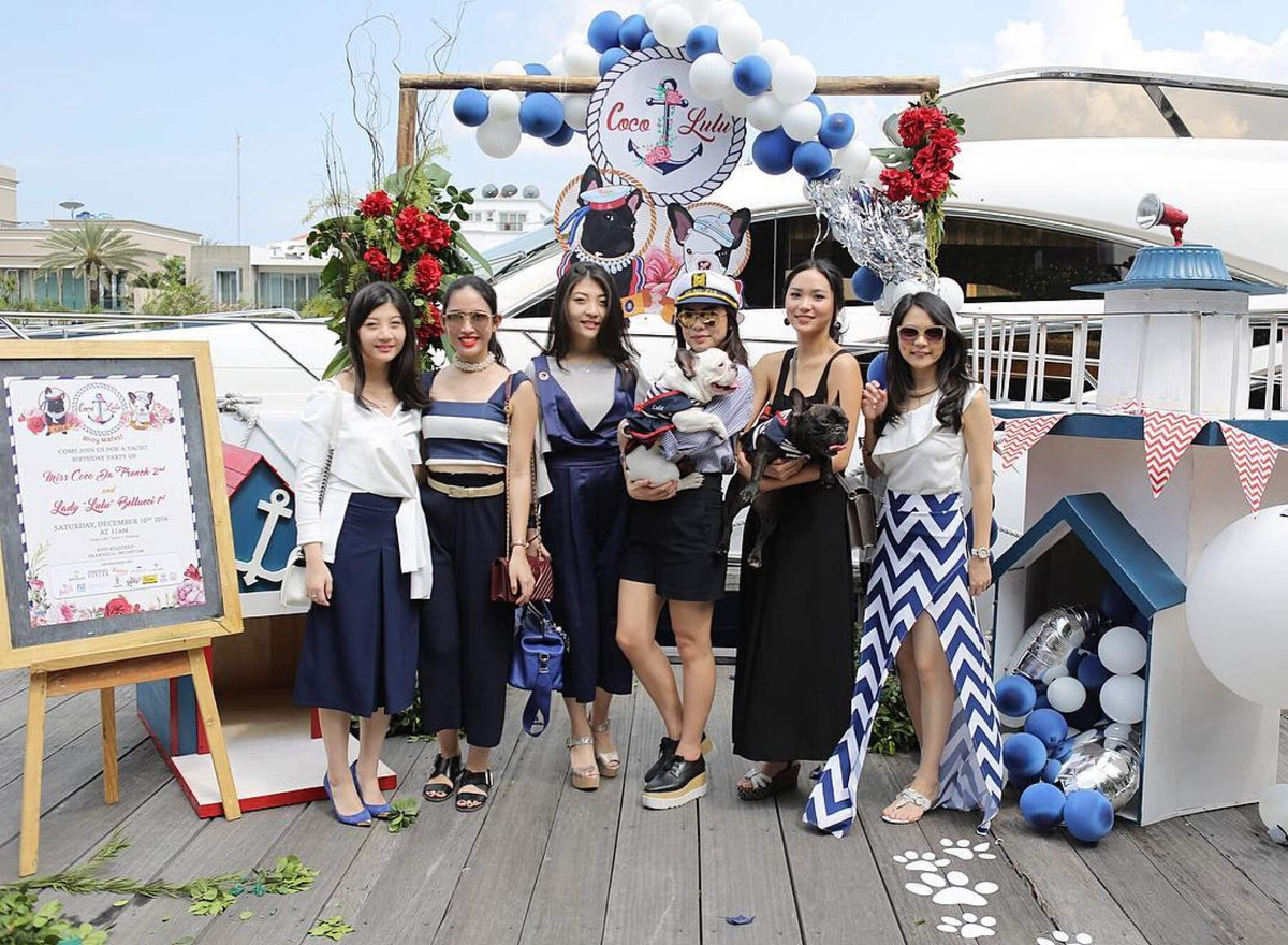 Năm 2016, Richard Muljadi - cháu trai của bà trùm dược phẩm Kartini Muljadi ở Indonesia - và vợ đã tổ chức một bữa tiệc sinh nhật hoành tráng cho 2 chú chó cưng tên Coco và Lulu theo chủ đề hàng hải trên du thuyền. Richard Muljadi cũng từng tặng Coco một chiếc xe hơi nhân dịp sinh nhật. Ảnh: @shalvynne.