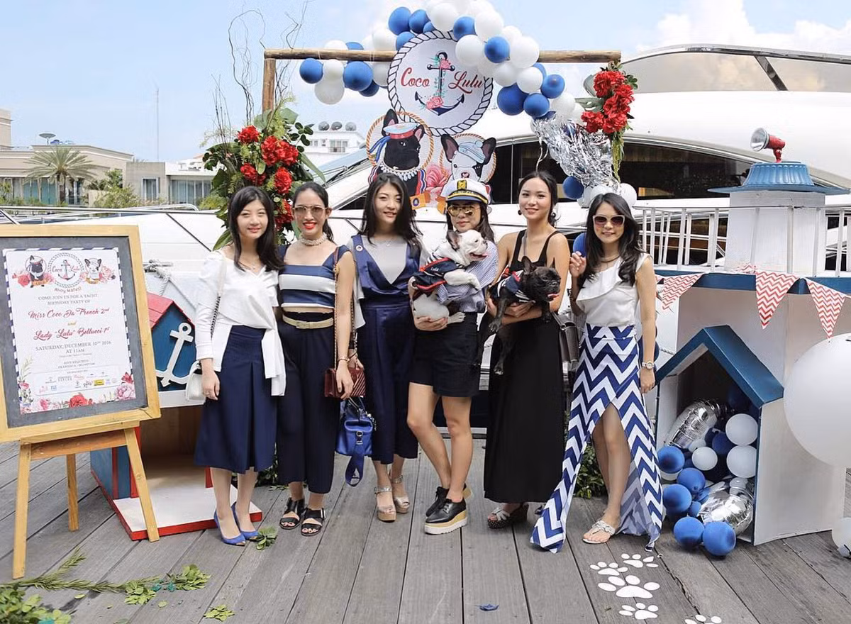 Năm 2016, Richard Muljadi - cháu trai của bà trùm dược phẩm Kartini Muljadi ở Indonesia - và vợ đã tổ chức một bữa tiệc sinh nhật hoành tráng cho 2 chú chó cưng tên Coco và Lulu theo chủ đề hàng hải trên du thuyền. Richard Muljadi cũng từng tặng Coco một chiếc xe hơi nhân dịp sinh nhật. Ảnh: @shalvynne.