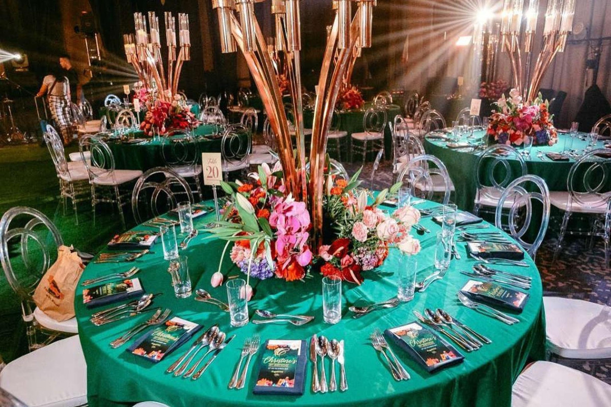 Tại khách sạn Clark Marriott, khoảng 350 khách mời tham dự bữa tiệc hoành tráng của Christine Lim, bao gồm cả diễn viên Joshua Garcia. Ngoài không gian ngập tràn hoa tươi, một chiếc bánh kem 8 tầng trị giá 5.000 USD cũng được chuẩn bị bởi Aileen Conde từ Honey Glaze Cakes, một tiệm bánh ở thủ đô Manila. Ảnh: @limmchristine.