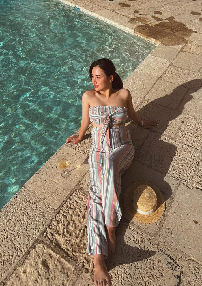 Bên dưới loạt ảnh quyến rũ của Phanh Lee, nhiều đồng nghiệp của cô như Lã Thanh Huyền, Diễm My 9X, Huyền Lizzie, Thu Hoài... tấm tắc bình luận khen ngợi: "Đẹp, mê cả người cả cảnh", "Bầu đẹp quá nha", "Bầu như thế này thì muốn bầu mãi thôi", "Vâng ạ, nóng giãy nảy lên", "Bầu đẹp nhất vịnh Bắc bộ nhé"...