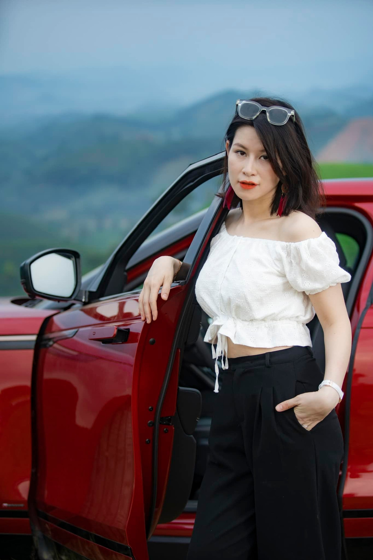 Cô từng chia sẻ với VietNamNet, ngoài những lúc đi quay, cô trở về với vị trí của mình đó là một công nhân viên chức nhà nước. Mỗi ngày, cô sẽ dậy sớm để tập thể dục, vận động cơ thể một chút.